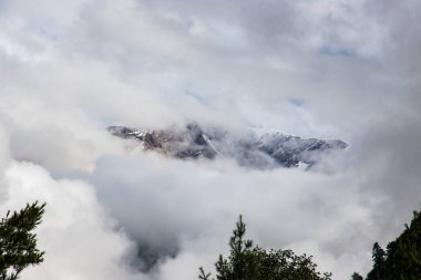 Karanlık ve dramatik Himalaya Dağı Bulutların Arasında Nepal 'de Sis Altında