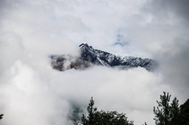 Karanlık ve dramatik Himalaya Dağı Bulutların Arasında Nepal 'de Sis Altında