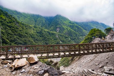 Nepal 'deki HImalayas Dağları' ndaki Metal Köprü