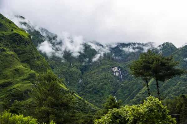 Εκπληκτικό Πράσινο Τοπίο Ομιχλώδη Βουνά Και Καταρράκτες Κατά Διάρκεια Των — Φωτογραφία Αρχείου