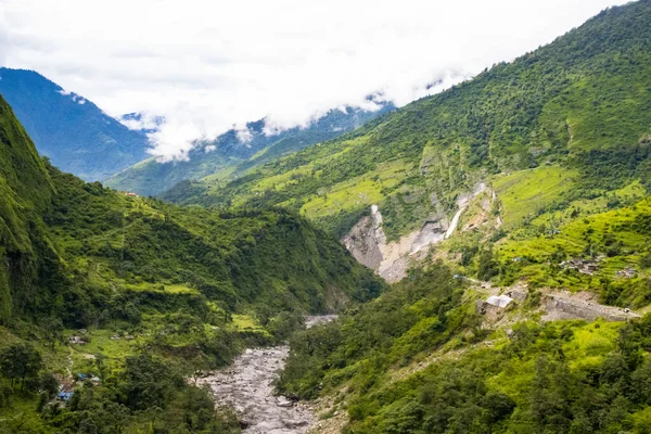 Nepal 'de Muson sırasında Sisli Dağlar ve Şelaleler ile nefes kesici Yeşil Manzara
