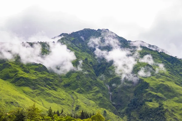 ネパールのモンスーンで霧山と滝で息をのむ緑の風景 — ストック写真