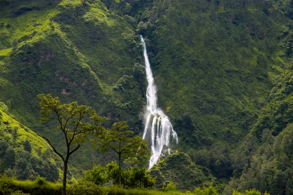 Belle Cascade Dans Montagne Green Hill Pendant Mousson Tatopani Népal — Photo