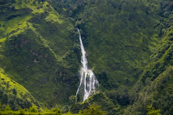 ネパールのタトパニのモンスーンでの緑の丘の山の美しい滝 — ストック写真