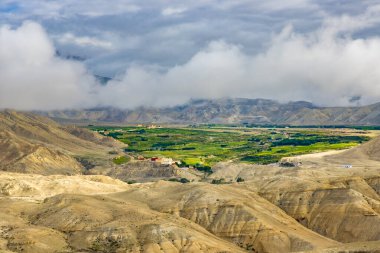 Lho Manthang 'ın Yukarı Mustang, Nepal' deki Lo La Pass 'tan panoramik görüntüsü