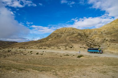 Yukarı Mustang, Nepal - 20 Temmuz 2023 Lho La Pass 'a giden yolda park etmiş bir kamyon. 