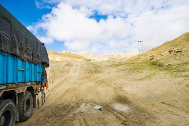 Yukarı Mustang, Nepal - 20 Temmuz 2023 Lho La Pass 'a giden yolda park etmiş bir kamyon. 