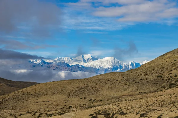 Sisli Himalaya Dağı ve Nepal 'deki Yukarı Mustang Çölü Lho La Pass' tan görüldüğü gibi.