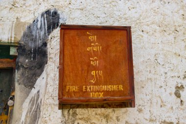 Lo Manthang, Nepal - 23 Temmuz 2023: Nepal 'in Yukarı Mustang bölgesindeki lo Manthang Krallığında görülen çok eski yangın söndürücü kutusu