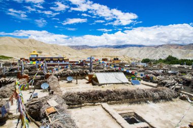 Yukarı Mustang, Nepal 'de Geleneksel Ev ve Manastırlarla Lo Manthang' ın İnanılmaz Çatı Manzarası