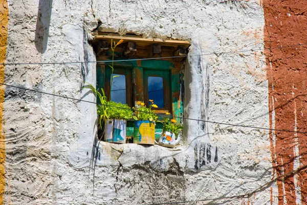 Nepal 'in Yukarı Mustang' i Lo Manthang 'da Çiçekli Geleneksel Tibet Pencereleri