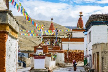 Lo Manthang, Nepal - 23 Temmuz 2023: Nepal 'in Yukarı Mustang' inde Lo Manthang Krallığı etrafında küçük Stupas ve Gompas