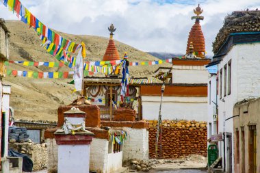 Lo Manthang, Nepal - 23 Temmuz 2023: Nepal 'in Yukarı Mustang' inde Lo Manthang Krallığı etrafında küçük Stupas ve Gompas