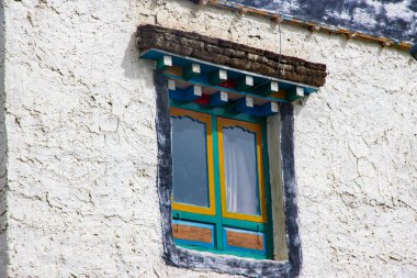 Nepal 'in üst mustangındaki geleneksel Tibet Style House' un renkli penceresi