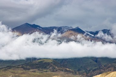 Kara Huysuz Bulutlu Dağlar ve Yukarı Mustang Nepal 'in Karlı Dağları