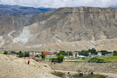 Lo Manthang, Nepal - 24 Temmuz 2023: Nepal 'in Yukarı Mustang' i Lo Manthang 'daki Namgyal Manastırı' nda rüzgarın tadını çıkaran Budist Lama öğrencileri
