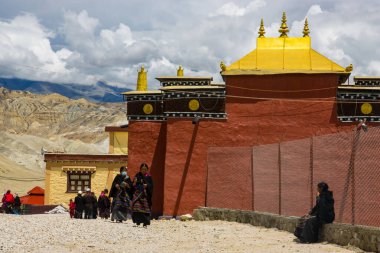 Lo Manthang, Nepal - 24 Temmuz 2023: Lama Budistleri ve Pilgrimlerle Nepal 'in Lo Manthang kentindeki Namgyal Manastırı