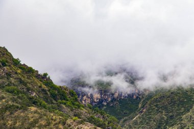 Samar Köyü 'nde Koyu ve Dramatik Yeşil Yosun Dağı, Yukarı Mustang, Nepal