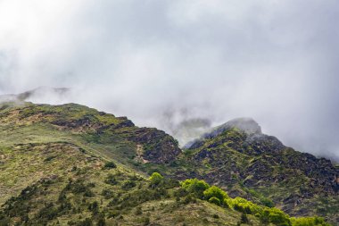 Samar Köyü 'nde Koyu ve Dramatik Yeşil Yosun Dağı, Yukarı Mustang, Nepal