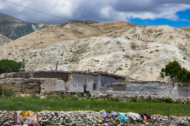 Nepal 'in Yukarı Mustang' indeki Lo Manthang 'ın Thinggar Vadisi' ndeki geleneksel Tibet Evleri