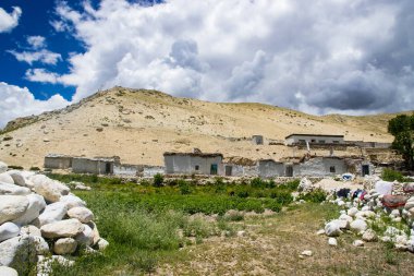 Nepal 'in Yukarı Mustang' indeki Lo Manthang 'ın Thinggar Vadisi' ndeki geleneksel Tibet Evleri