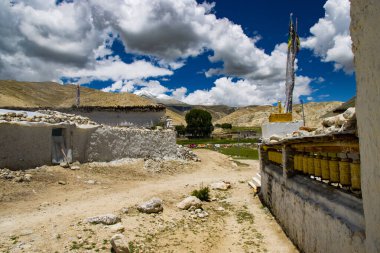 Nepal 'in Yukarı Mustang' indeki Lo Manthang 'ın Thinggar Vadisi' ndeki geleneksel Tibet Evleri