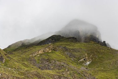 Muktinath, Mustang, Nepal 'deki Sisli Dağlar ve Uzak Evlerle Karanlık Dramatik Çöl Manzarası