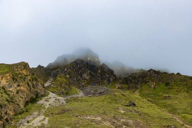 Muktinath, Mustang, Nepal 'deki Sisli Dağlar ve Uzak Evlerle Karanlık Dramatik Çöl Manzarası