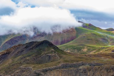Muktinath, Mustang, Nepal 'deki Sisli Dağlar ve Uzak Evlerle Karanlık Dramatik Çöl Manzarası