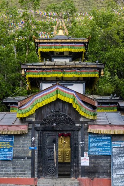 尼泊尔野马 2023年7月17日 尼泊尔上野马穆克提纳著名的圣殿 背景为青山季风时期 — 图库照片