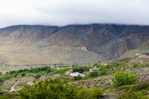 Düstere Dramatische Wüstenlandschaft Mit Nebligen Bergen Und Abgelegenen Häusern Muktinath — Stockfoto