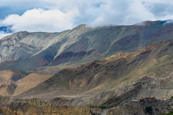 Düstere Dramatische Wüstenlandschaft Mit Nebligen Bergen Und Abgelegenen Häusern Muktinath — Stockfoto