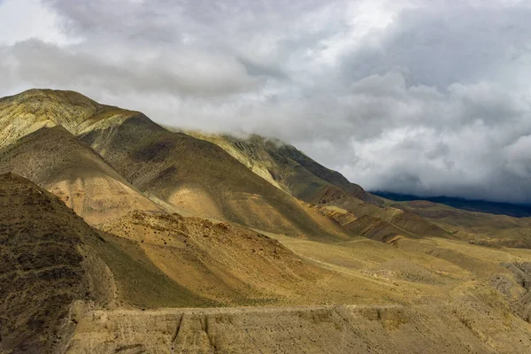 Ciemny Dramatyczny Krajobraz Pustyni Mglistymi Górami Odległymi Domami Muktinath Mustang — Zdjęcie stockowe