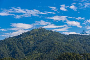 Nepal 'in Pokhara şehrindeki Phewa Pake' den Sarangkot Dağı manzarası