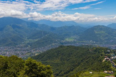 Nepal 'in Pokhara şehrinde Sarangkot' tan görülen Hemjakot Yeşil Dağları manzarası