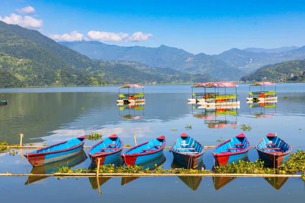 Pokhara, Nepal - 23 Temmuz 2023: Annapurna ve Balıkkuyruklu Phewa Gölü