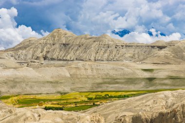 Tibetli Himalayalar 'daki Yukarı Mustang Turu' nun İnanılmaz Çöl Manzarası