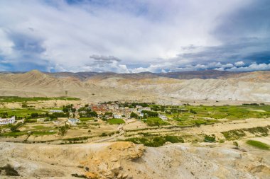 Nepal Mustang 'inde Yeşil Tibet Çöl Arkaplanı ile Lo Manthang Krallığının manzara görüntüsü