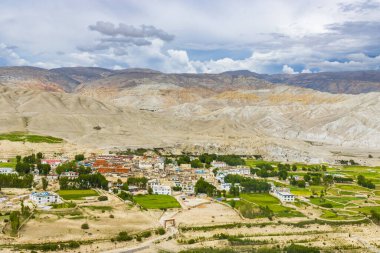 Nepal Mustang 'inde Yeşil Tibet Çöl Arkaplanı ile Lo Manthang Krallığının manzara görüntüsü