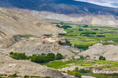 Tibet Nepal 'in Yukarı Mustang' indeki Namgyal Gompa Gumba Manastırı. Güzel yeşil çölü var.