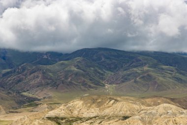 Tibetli Himalayalar 'daki Yukarı Mustang Turu' nun İnanılmaz Çöl Manzarası