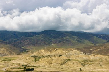 Tibetli Himalayalar 'daki Yukarı Mustang Turu' nun İnanılmaz Çöl Manzarası