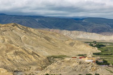 Tibet Nepal 'in Yukarı Mustang' indeki Namgyal Gompa Gumba Manastırı. Güzel yeşil çölü var.