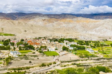 Nepal Mustang 'inde Yeşil Tibet Çöl Arkaplanı ile Lo Manthang Krallığının manzara görüntüsü