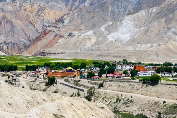 Nepal Mustang 'inde Yeşil Tibet Çöl Arkaplanı ile Lo Manthang Krallığının manzara görüntüsü