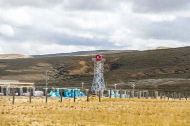 Yüksek Himalayalar 'daki Korala Çin Nepal Sınırı' ndaki bir kulenin tepesindeki güzel kırmızı ev.