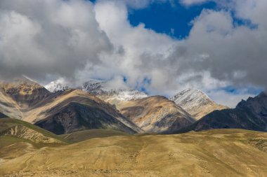 Kara Bulutlar HImalayan Dağları ve Korala Sınırı yolu Tibet Çin ile Yukarı Mustang, Nepal