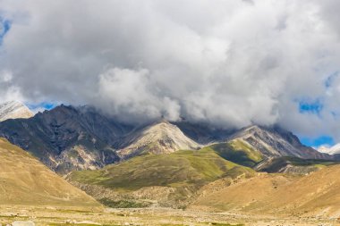 Kara Bulutlar HImalayan Dağları ve Korala Sınırı yolu Tibet Çin ile Yukarı Mustang, Nepal