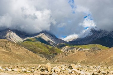 Kara Bulutlar HImalayan Dağları ve Korala Sınırı yolu Tibet Çin ile Yukarı Mustang, Nepal