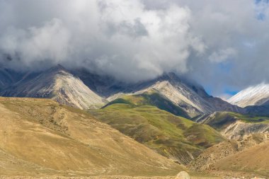 Kara Bulutlar HImalayan Dağları ve Korala Sınırı yolu Tibet Çin ile Yukarı Mustang, Nepal